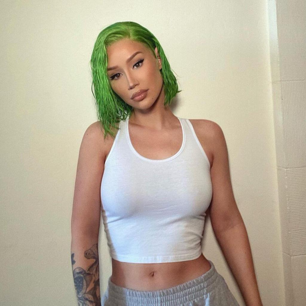 Iggy Azalea green hair