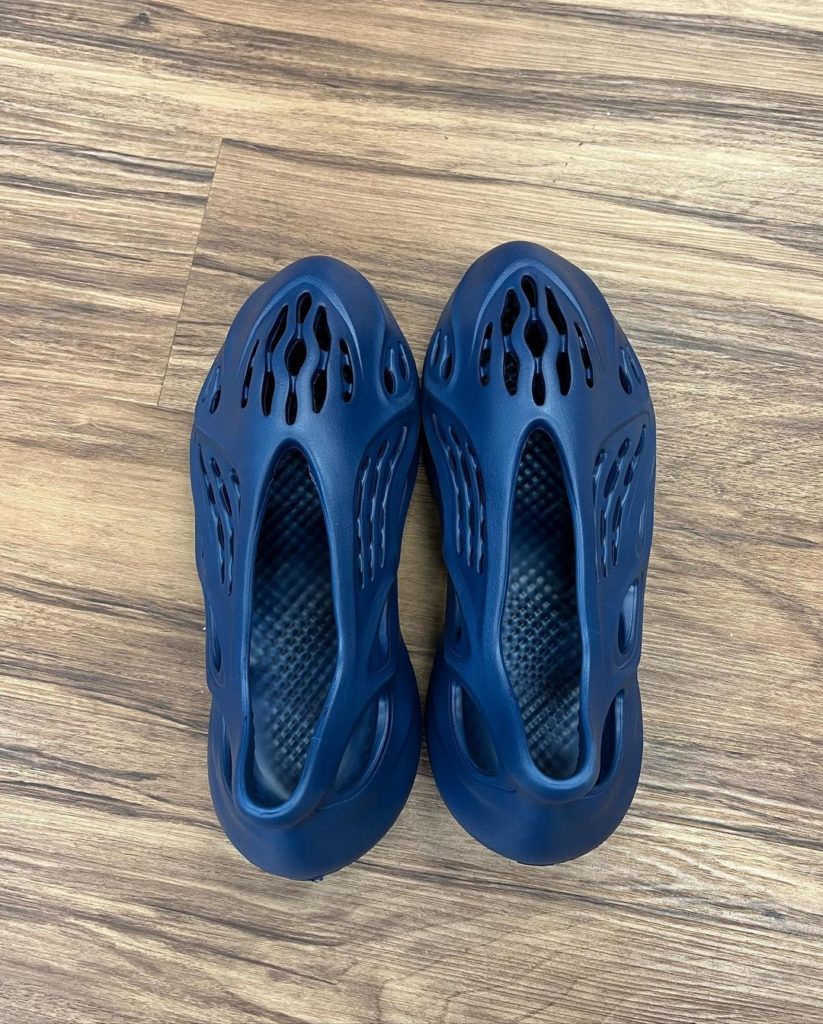 YEEZY FOAM RNNR Navy colorway