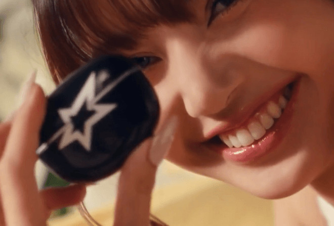 Lisa Blackpink Bose Earbuds